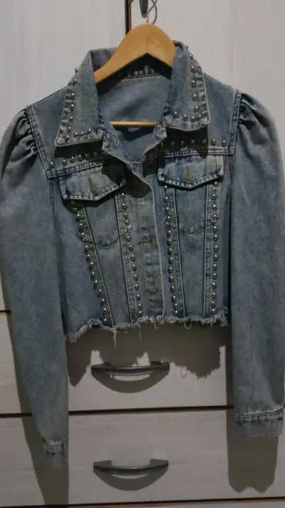 Chaqueta de mezclilla corta con tachas - miniatura 1