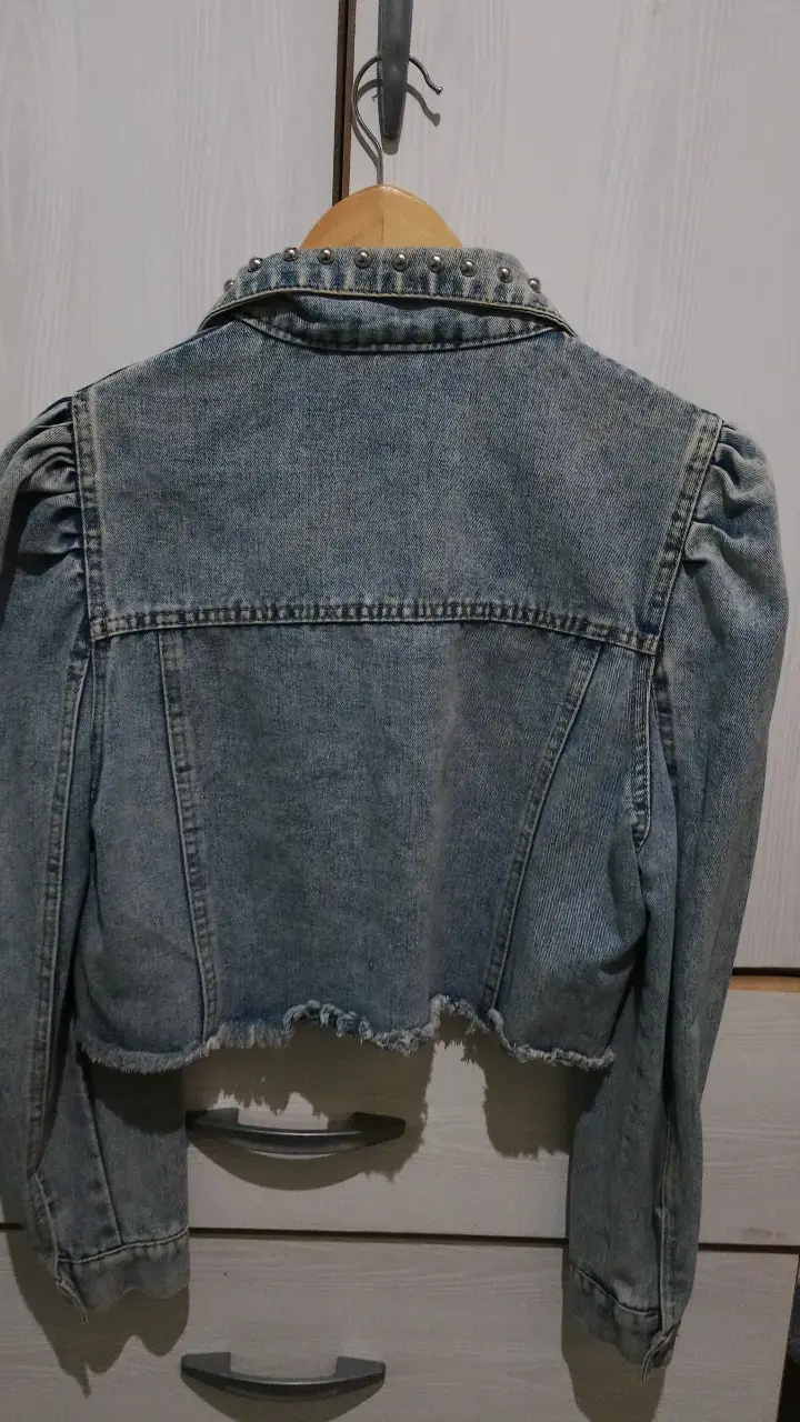 Chaqueta de mezclilla corta con tachas - 2