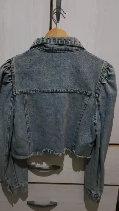 Chaqueta de mezclilla corta con tachas - miniatura 2