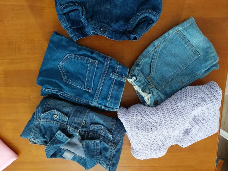 Conjunto de jeans y suéter para bebé niña - 1