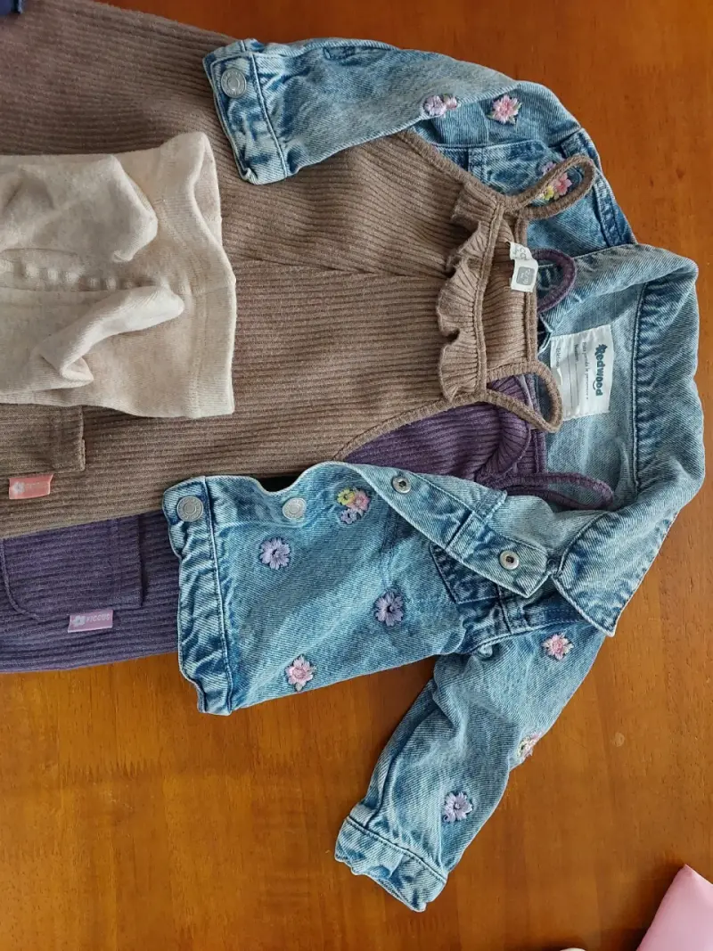 Conjunto de niña con chaqueta de mezclilla bordada y enteritos - 1