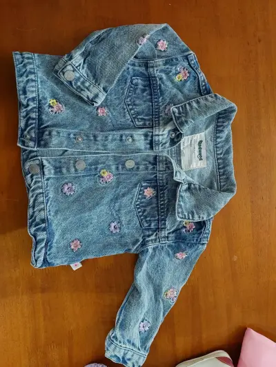 Conjunto de niña con chaqueta de mezclilla bordada y enteritos - miniatura 2
