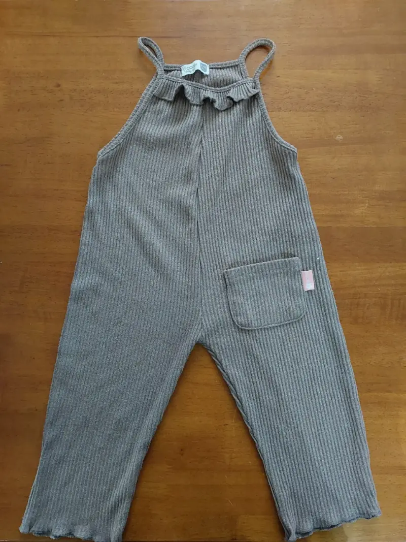 Conjunto de niña con chaqueta de mezclilla bordada y enteritos - 3