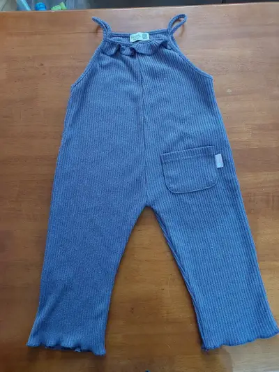 Conjunto de niña con chaqueta de mezclilla bordada y enteritos - miniatura 4