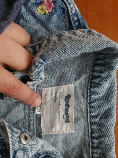 Conjunto de niña con chaqueta de mezclilla bordada y enteritos - miniatura 6