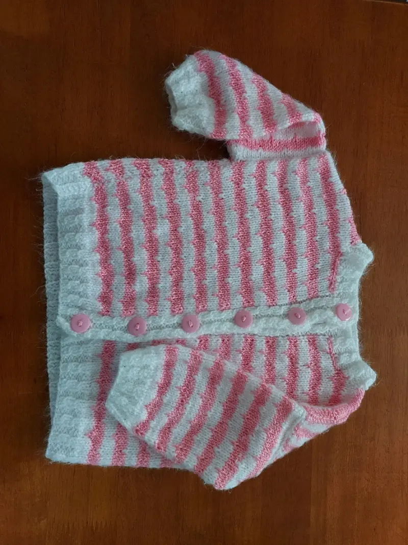 Chaleco de bebé tejido a rayas rosadas y blancas - 1