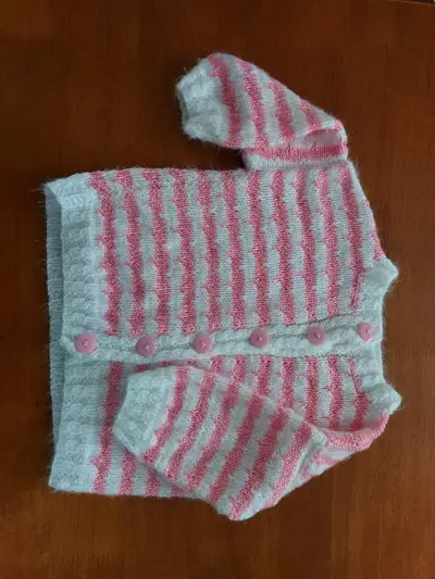 Chaleco de bebé tejido a rayas rosadas y blancas - miniatura 1
