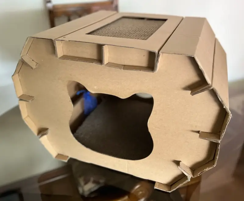 Casa de cartón para gatos con rascador - 1