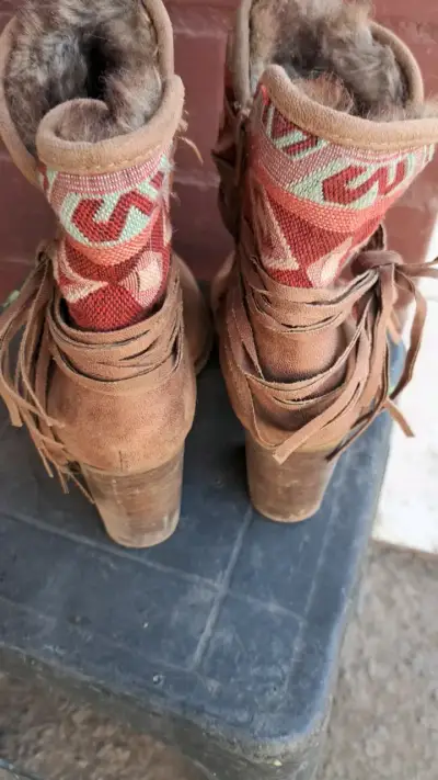 Botines de gamuza con diseño étnico - miniatura 2