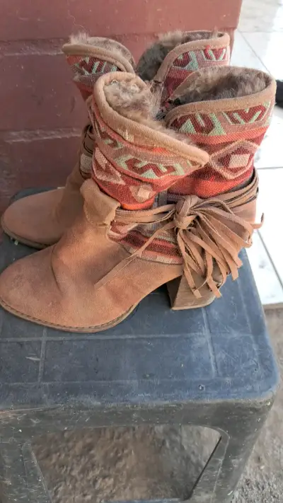 Botines de gamuza con diseño étnico - miniatura 3