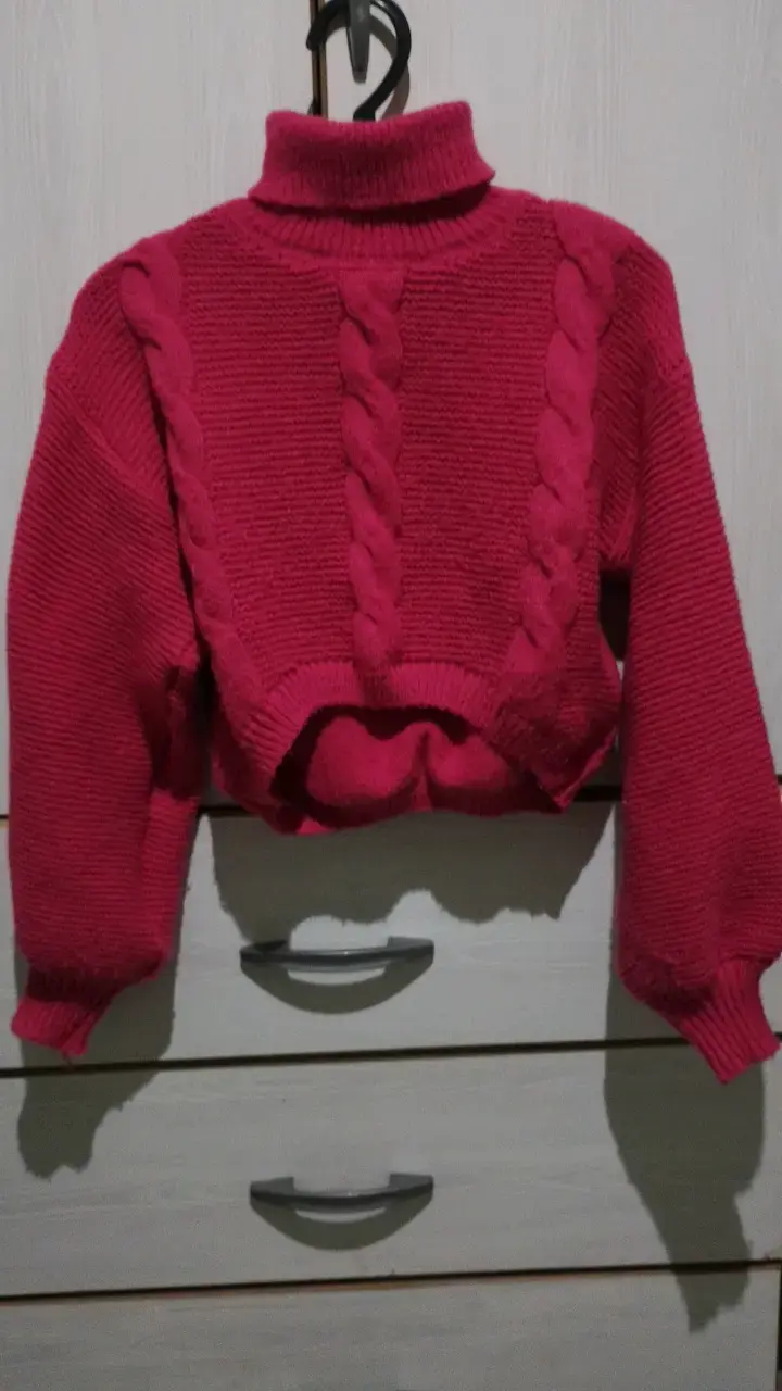 Suéter rojo de lana con cuello alto - 1