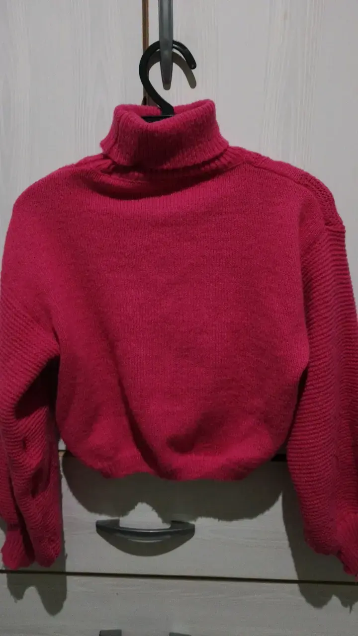 Suéter rojo de lana con cuello alto - 2