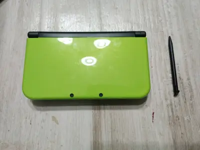 Consola New Nintendo 3DS LL verde con lápiz - miniatura 1