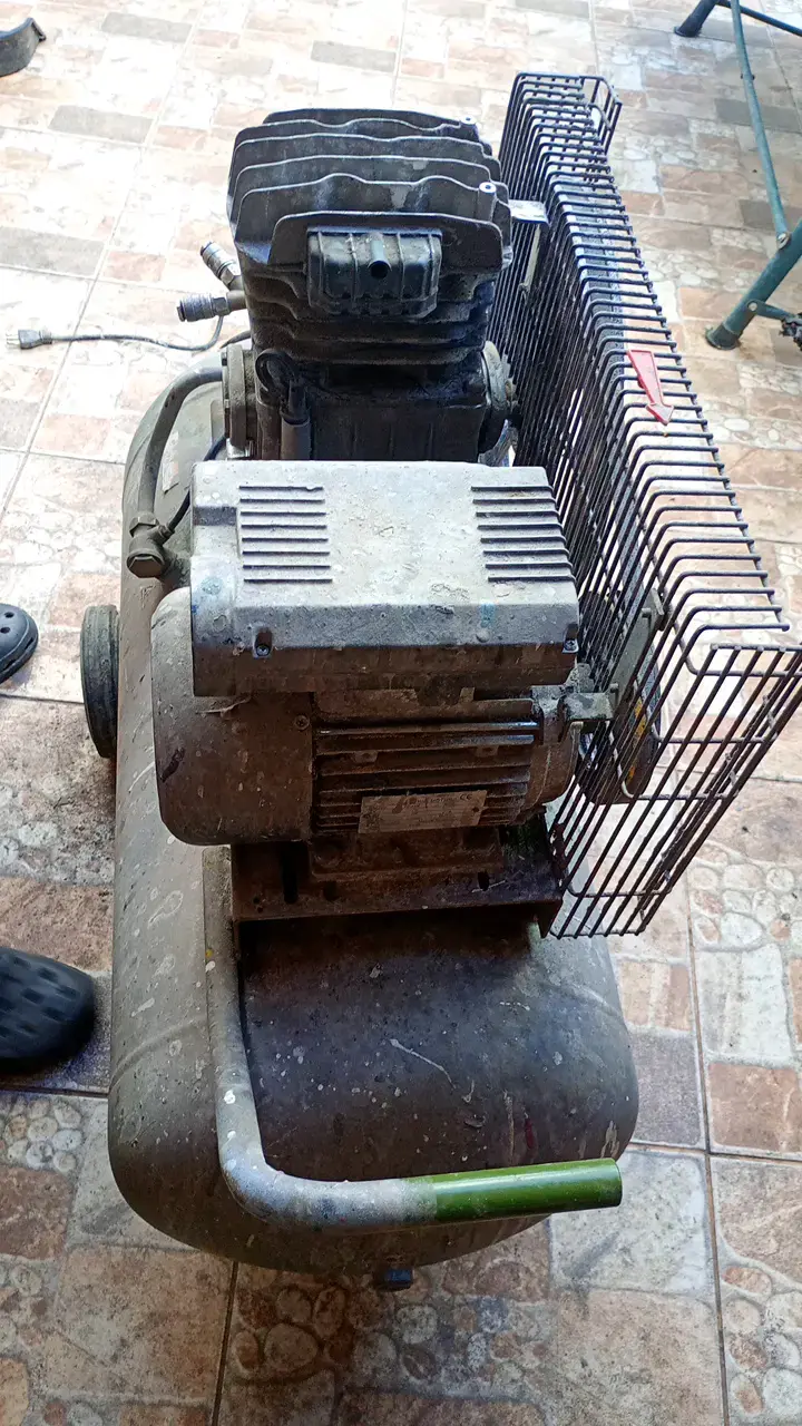 Compresor de aire industrial usado - 1