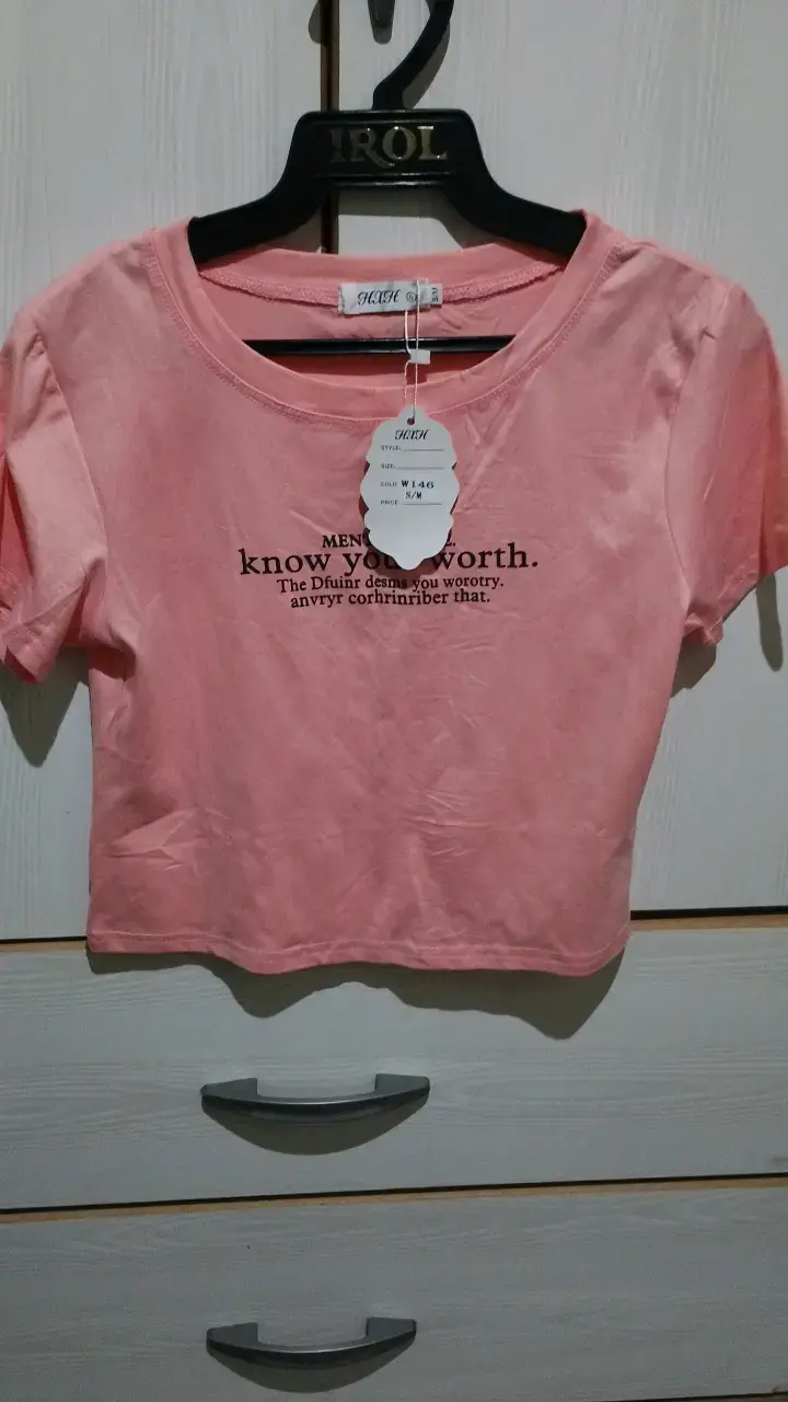 Polera corta rosa con estampado