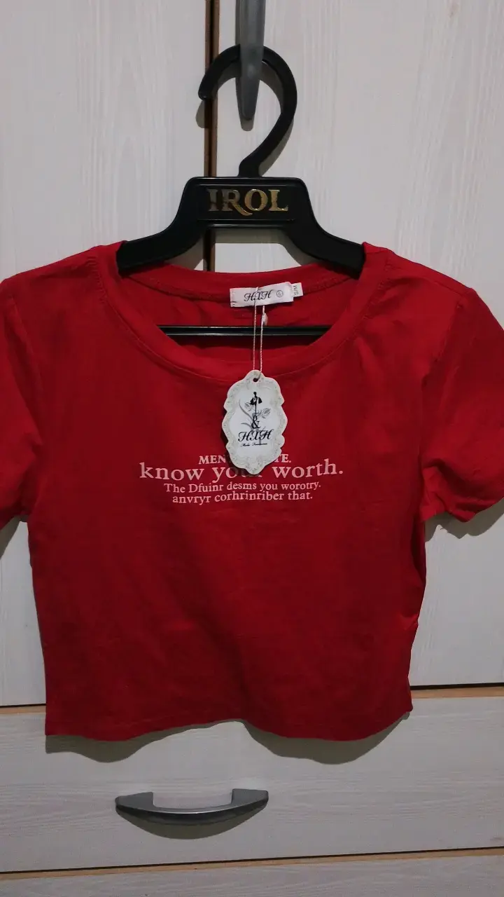 Polera roja con estampado Hush