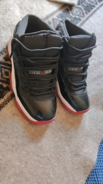 Zapatillas jordan 11 g5 negro y rojo - miniatura 1