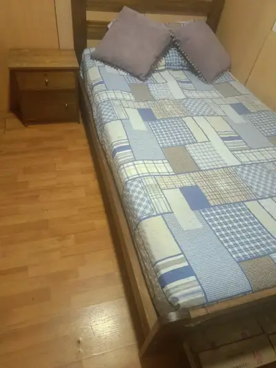 Cama de madera con colchón y velador - miniatura 1