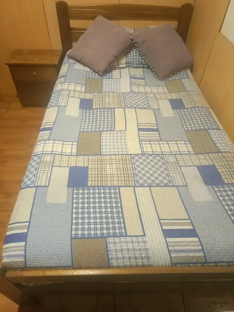 Cama de madera con colchón y velador - 2