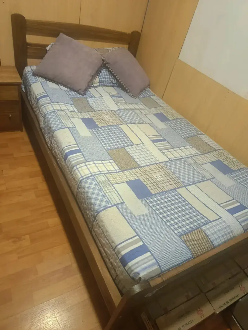 Cama de madera con colchón y velador - 3