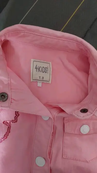 Vestido rosa para niña con diseño de mariposas - miniatura 1
