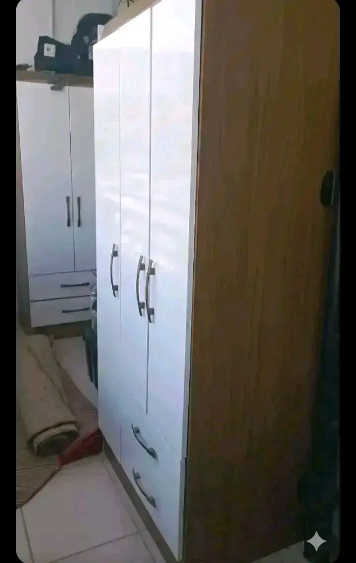 Armario de madera con puertas blancas