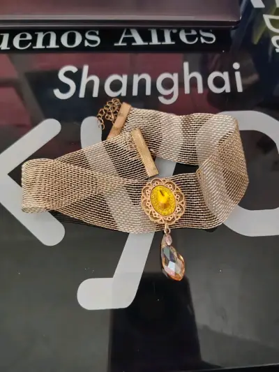 Choker de malla dorada con colgante de cristal - miniatura 1