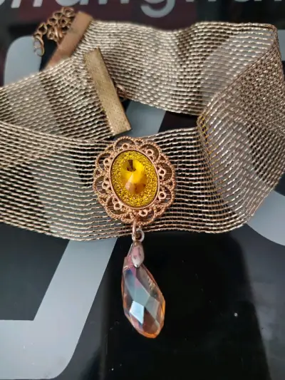 Choker de malla dorada con colgante de cristal - miniatura 2