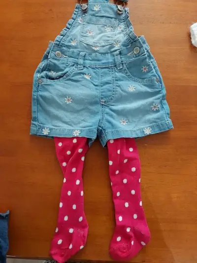 Jardinera de mezclilla para niña con pantys - miniatura 1