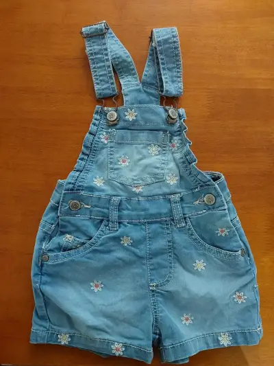Jardinera de mezclilla para niña con pantys - miniatura 4