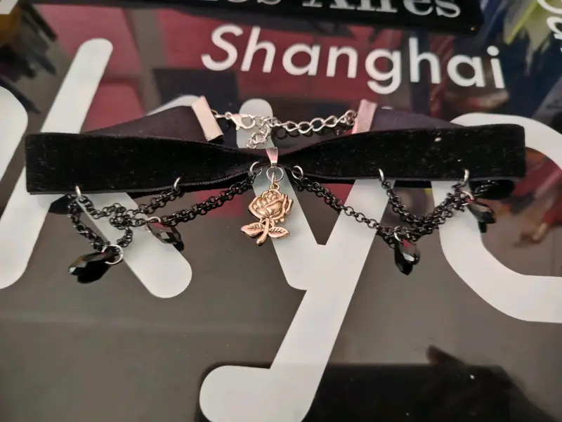 Choker de terciopelo negro con colgante de rosa - 1