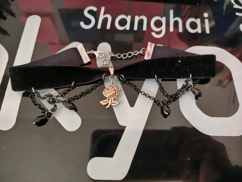 Choker de terciopelo negro con colgante de rosa - 2