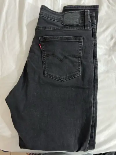 Jeans negros de mujer Levi's en buen estado - miniatura 1