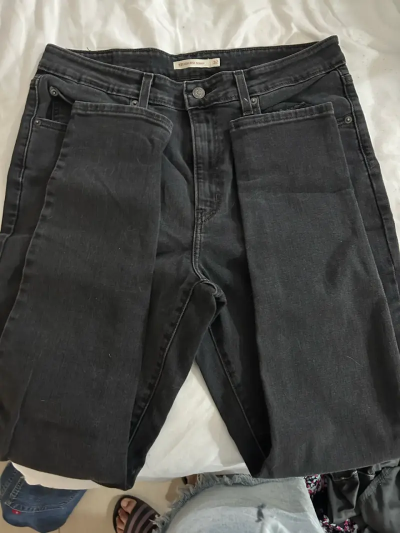 Jeans negros de mujer Levi's en buen estado - 2