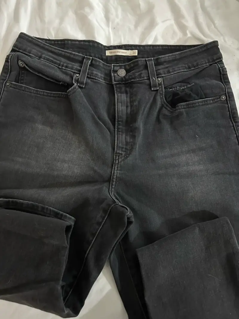 Jeans negros de mujer Levi's en buen estado - 3