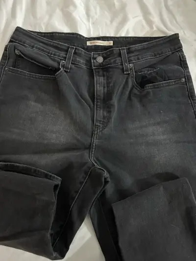 Jeans negros de mujer Levi's en buen estado - miniatura 3