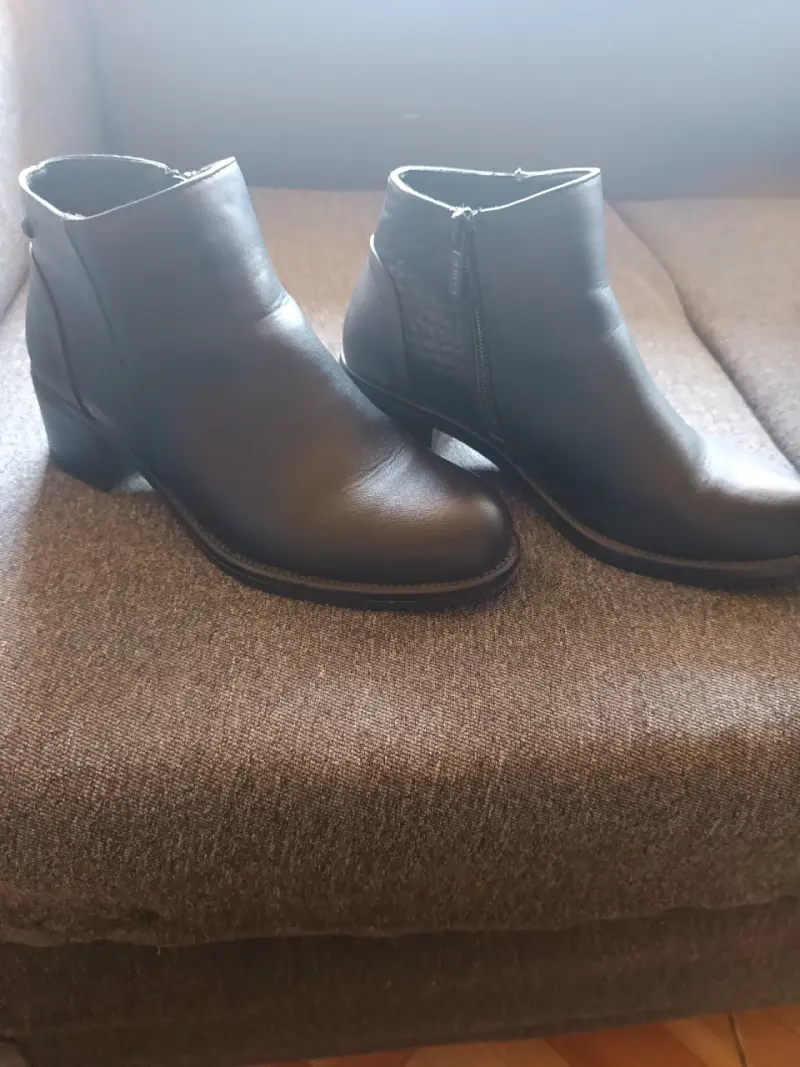 Botines de cuero negro para mujer en buen estado - 2