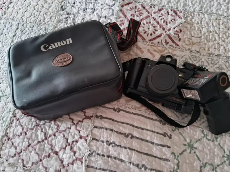 Cámara Canon con flash y estuche - 3