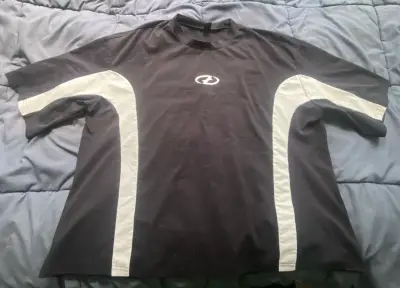 Polera deportiva negra con diseño blanco talla Xl - miniatura 1