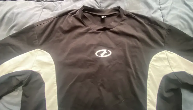 Polera deportiva negra con diseño blanco talla Xl - 2