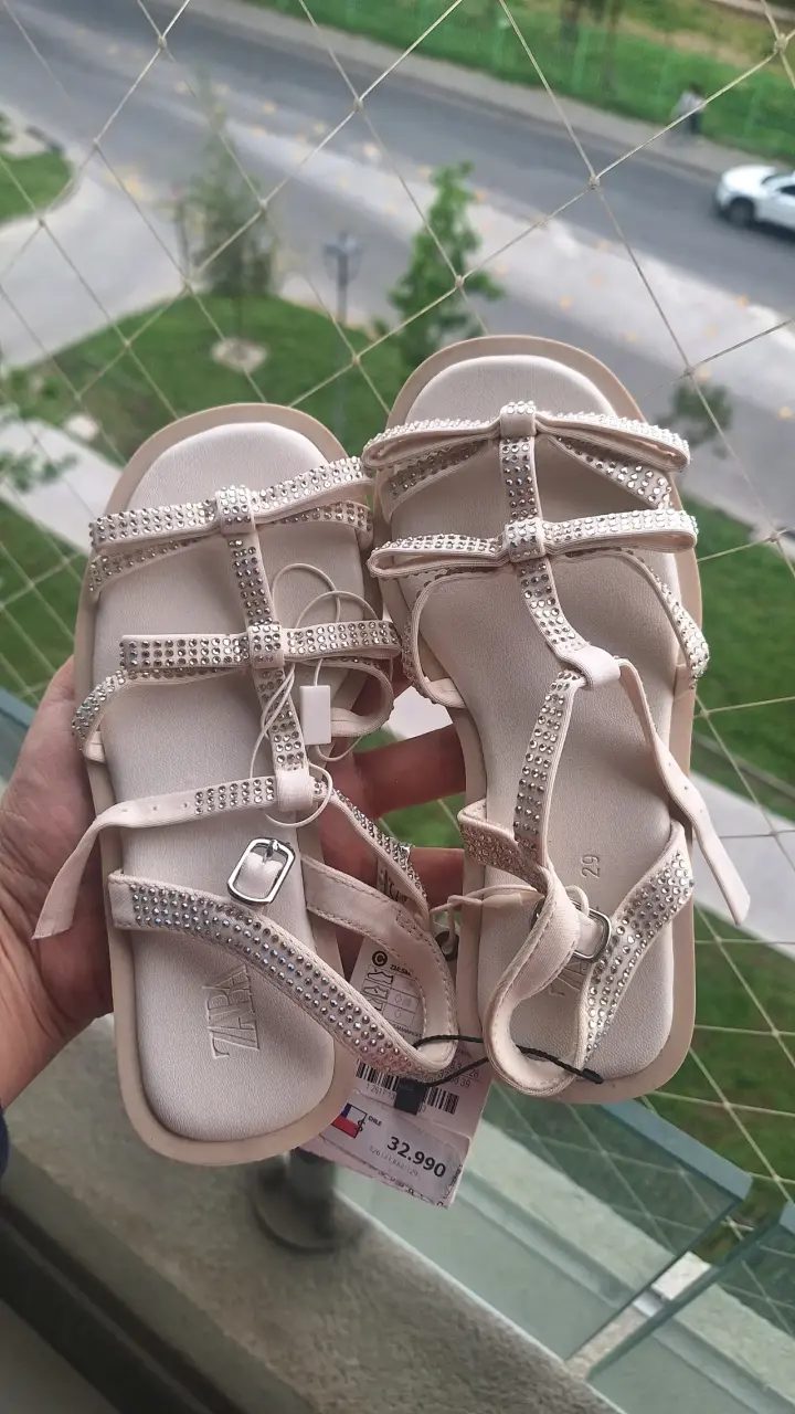 Sandalias planas con brillantes Zara para niña