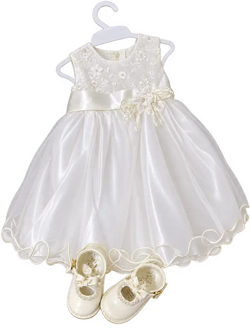 Vestido de bautizo blanco con zapatos a juego