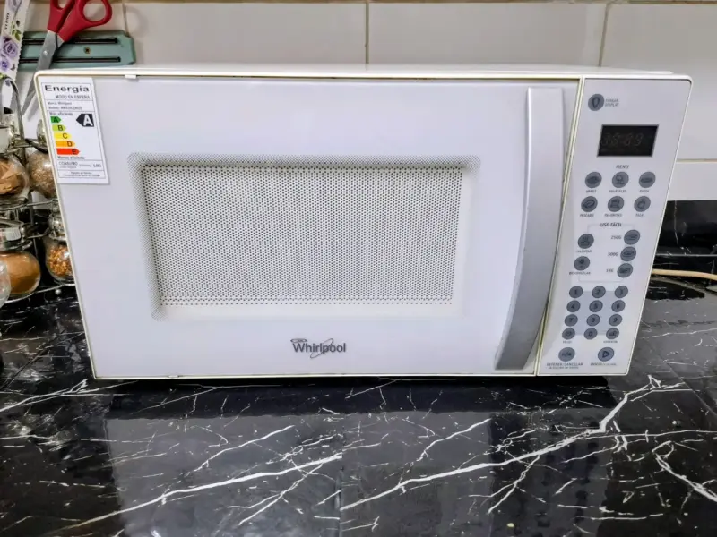 Microondas Whirlpool blanco con panel digital