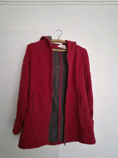 Abrigo rojo con capucha para mujer - miniatura 1