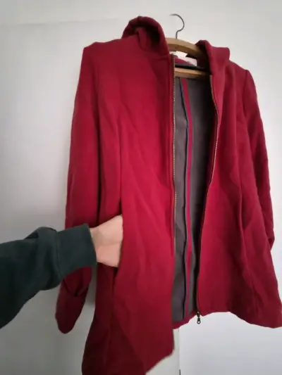 Abrigo rojo con capucha para mujer - miniatura 2