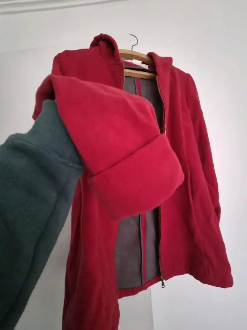Abrigo rojo con capucha para mujer - 3