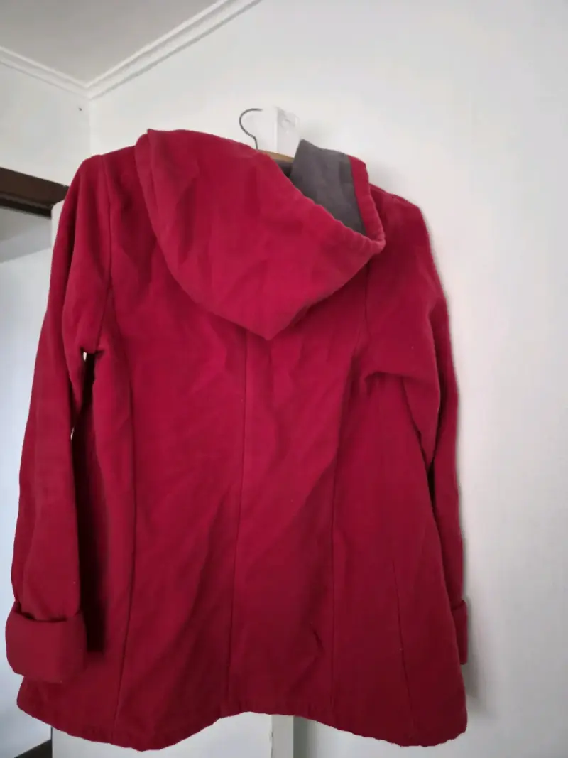 Abrigo rojo con capucha para mujer - 4