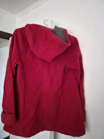 Abrigo rojo con capucha para mujer - miniatura 4