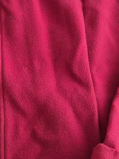 Abrigo rojo con capucha para mujer - miniatura 6