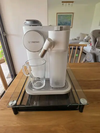 Cafetera Nespresso Gran Lattisima Touch Blanca - miniatura 1